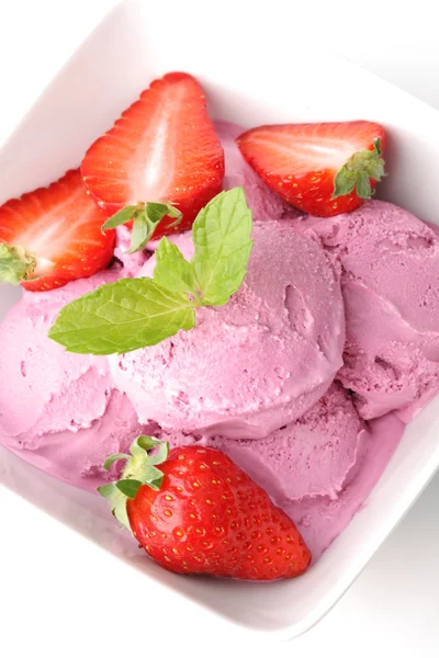 Strawberry Ice cream with mint and fresh strawberry — Stock Photo, Image