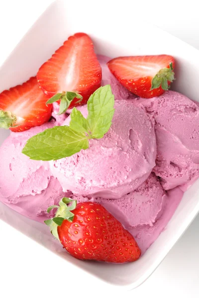 Gelato alla fragola con menta e fragola fresca — Foto Stock