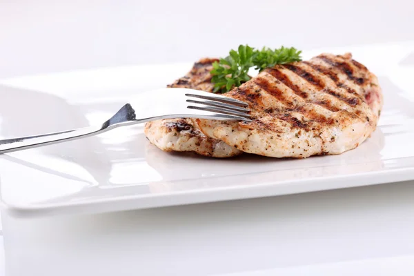 Grilled chicken breasts on a plate with fresh vegetables — Stock Photo, Image