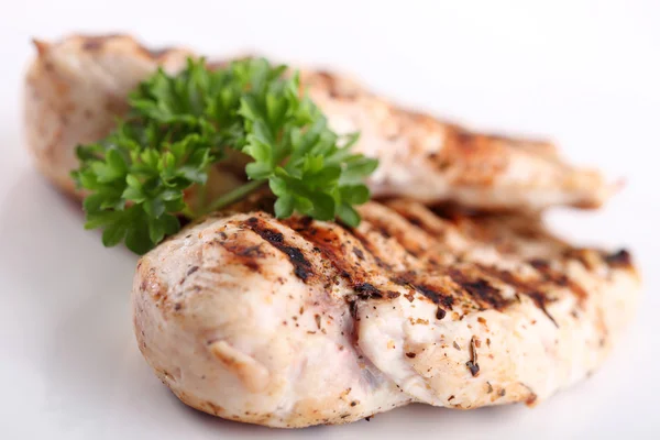 Petti di pollo alla griglia su un piatto con verdure fresche — Foto Stock