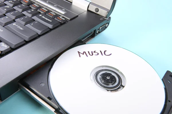 ノート パソコンと cd または dvd ディスクのクローズ アップ イメージ — ストック写真