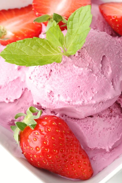 Клубничное мороженое с мятой и свежей клубникой — стоковое фото