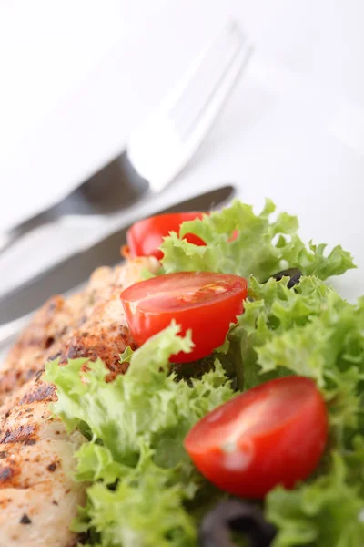 Petti di pollo alla griglia su un piatto con verdure fresche — Foto Stock