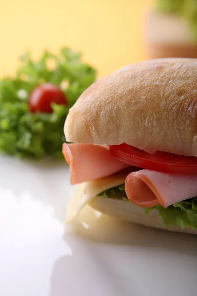 Sandwich con verduras frescas, jamón y queso — Foto de Stock