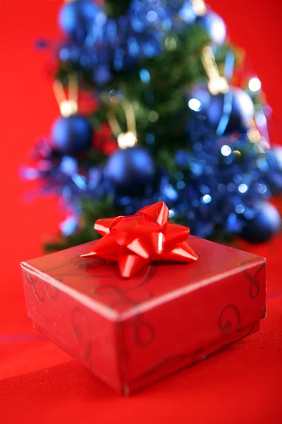 Χριστουγεννιάτικο δέντρο με διακοσμήσεις και δώρα — Φωτογραφία Αρχείου