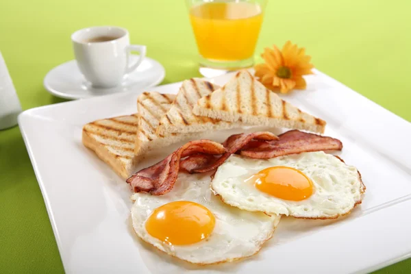 Kahvaltı - tost, yumurta, pastırma — Stok fotoğraf