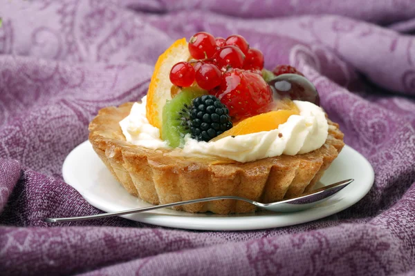 Pastel con frutas frescas — Foto de Stock