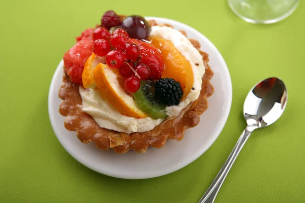 Pastel con frutas frescas — Foto de Stock