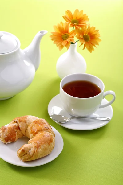 Frukost koncept med kaffe och croissant — Stockfoto