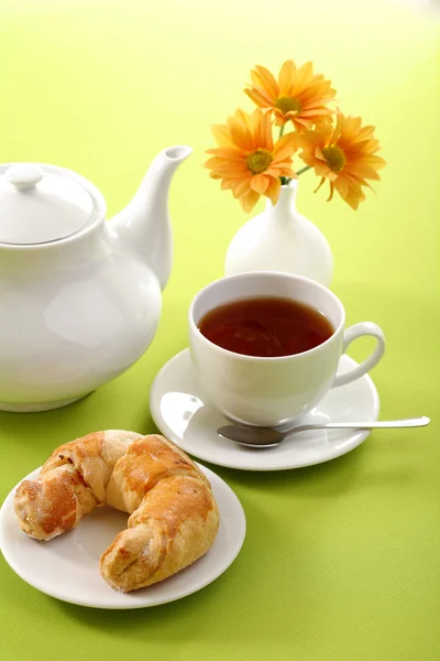 Concetto colazione con caffè e croissant — Foto Stock