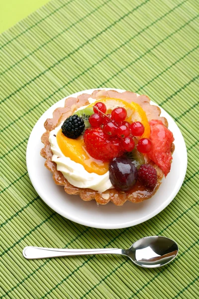 Pastel con frutas frescas — Foto de Stock