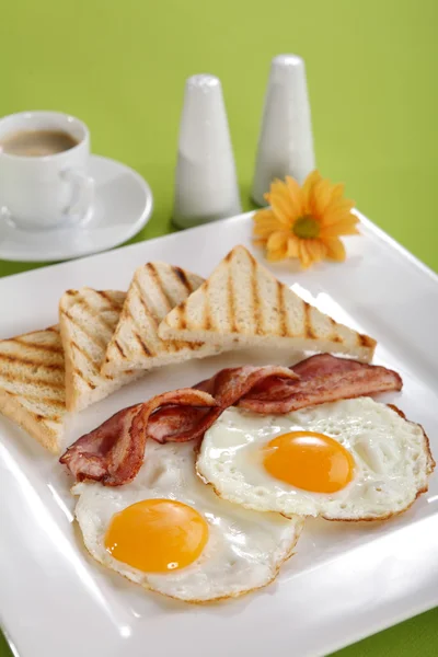 Kahvaltı - tost, yumurta, pastırma — Stok fotoğraf