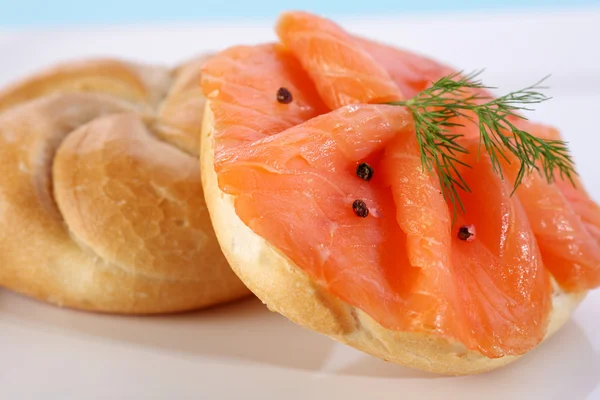 Rökt lax på bagel med färsk svartpeppar. — Stockfoto