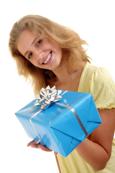 Mulher com uma caixa de presente — Fotografia de Stock