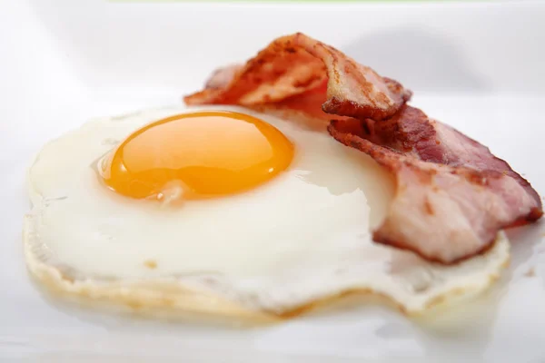 Завтрак - тосты, яйца, бекон — стоковое фото