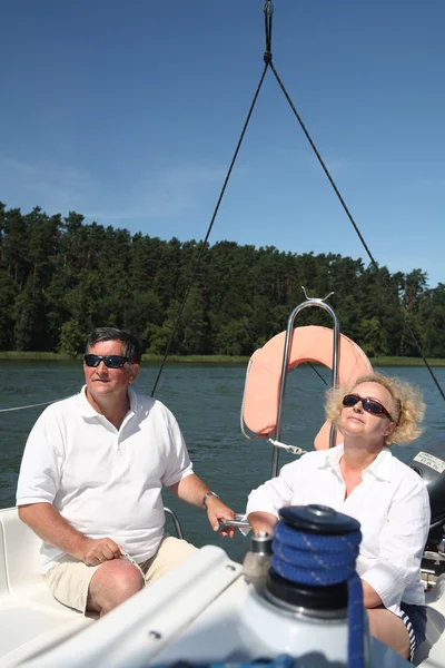 Couple d'âge moyen sur bateau voile — Photo