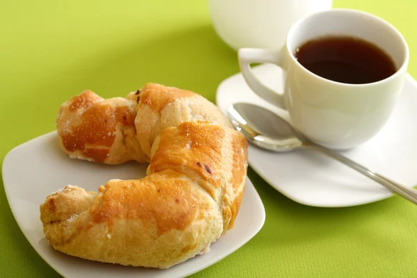 Ontbijt concept met koffie en een croissant — Stockfoto