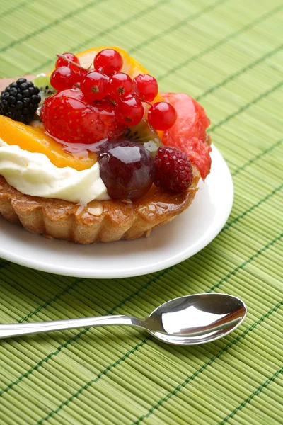 Pastel con frutas frescas — Foto de Stock