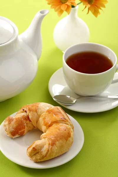 Frukost koncept med kaffe och croissant — Stockfoto