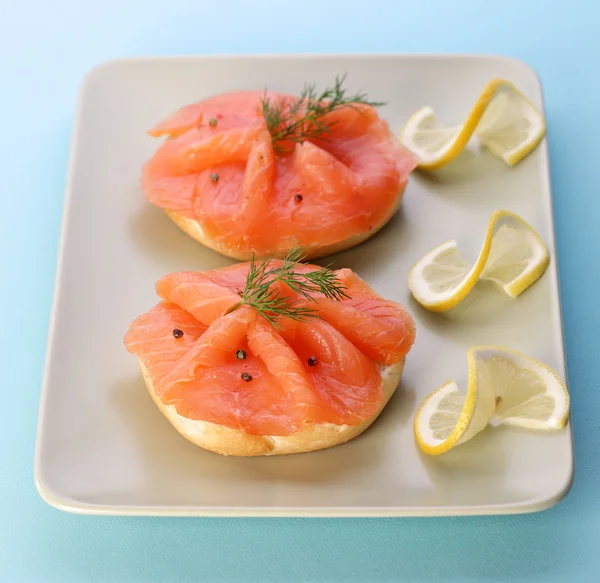 Smoked salmon on bagel with fresh black pepper. — Stock Photo, Image