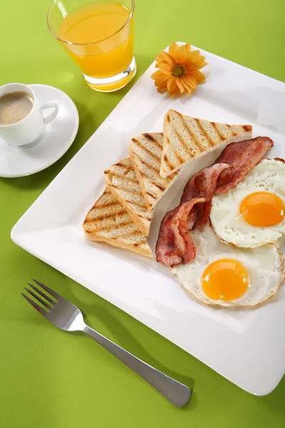 Kahvaltı - tost, yumurta, pastırma — Stok fotoğraf