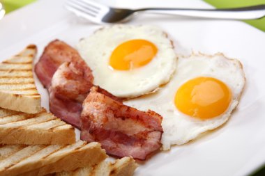 Kahvaltı - tost, yumurta, pastırma