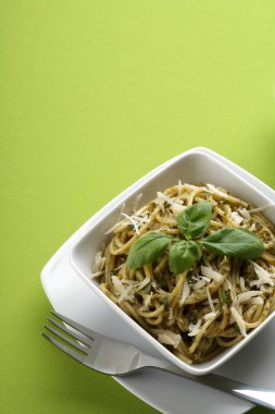 pesto sos ve parmesan makarna çeşitleri.