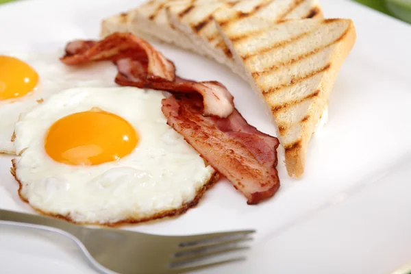 Breakfast - toasts, eggs, bacon — Stock Photo, Image