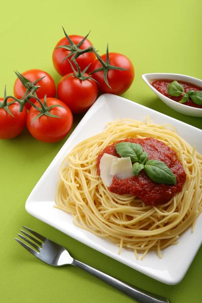 Italienische Nudelspaghetti mit Tomatensauce und Parmesan. — Stockfoto