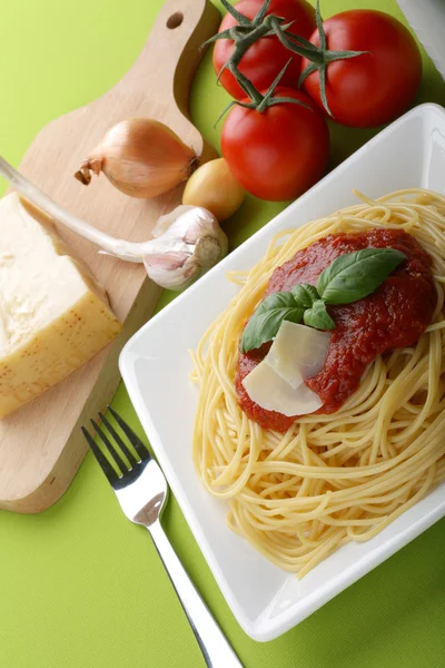 Espaguetis de pasta italiana con salsa de tomate y parmesano . — Foto de Stock