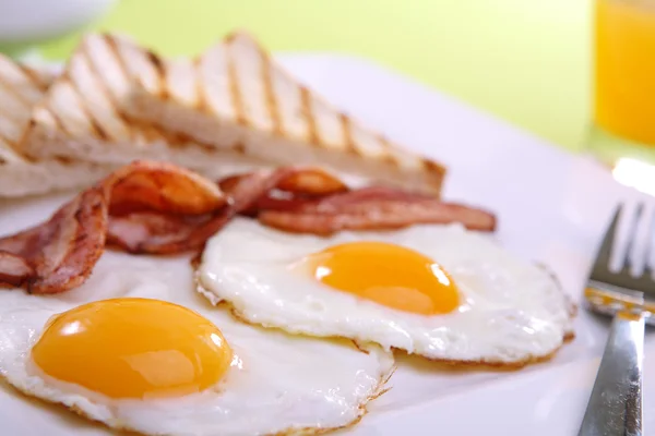 Kahvaltı - tost, yumurta, pastırma — Stok fotoğraf