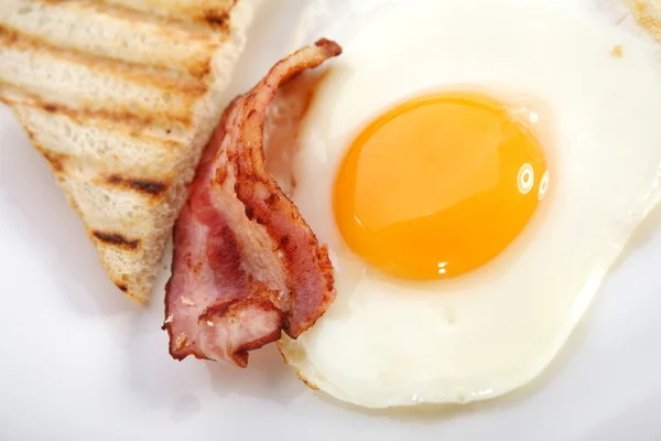 Frukost - rostat bröd, ägg, bacon — Stockfoto