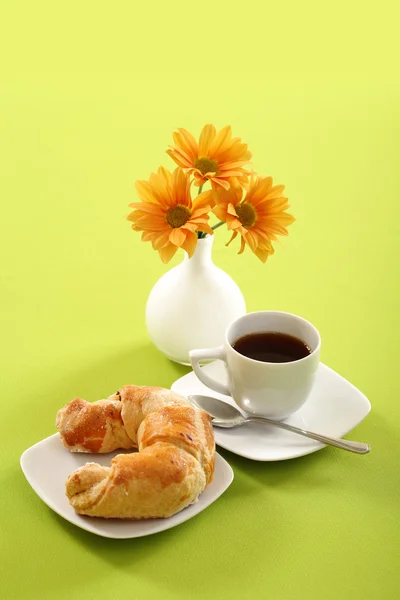 Ontbijt concept met koffie en een croissant — Stockfoto