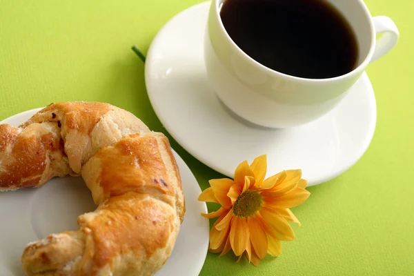 Conceito de café da manhã com café e croissant — Fotografia de Stock