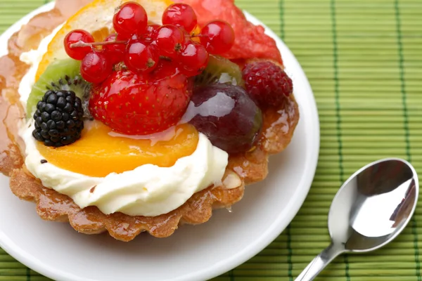 Pastel con frutas frescas — Foto de Stock