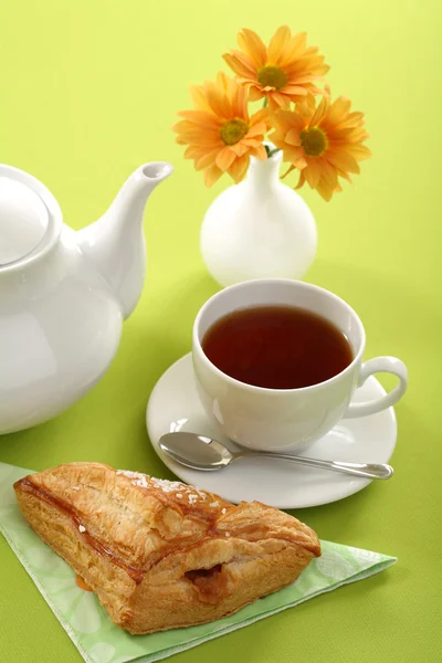 Conceito de café da manhã com café e croissant — Fotografia de Stock