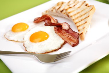 Kahvaltı - tost, yumurta, pastırma