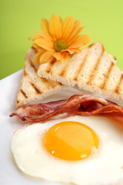 Kahvaltı - tost, yumurta, pastırma