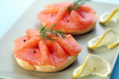 simit taze karabiber ile somon füme.