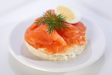 simit taze karabiber ile somon füme.