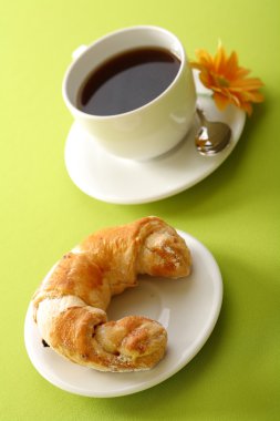 kahve ve kruvasan kahvaltı konsepti