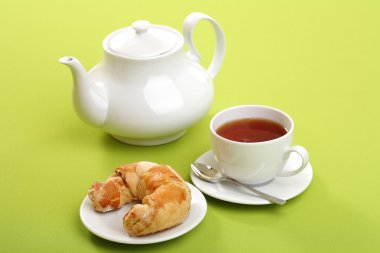 kahve ve kruvasan kahvaltı konsepti