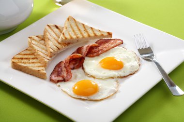 Kahvaltı - tost, yumurta, pastırma