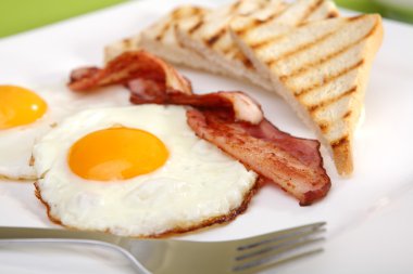 Kahvaltı - tost, yumurta, pastırma