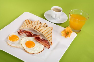 Kahvaltı - tost, yumurta, pastırma