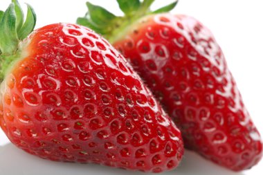 Beyaz arka planda taze çilekler