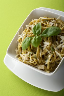 pasta italiana con salsa de pesto, queso parmesano y aceite de oliva.