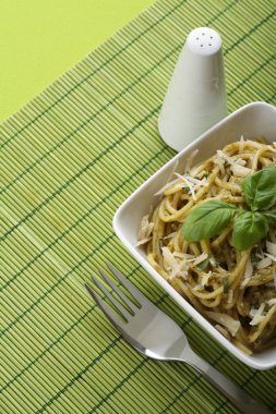 pasta italiana con salsa de pesto, queso parmesano y aceite de oliva.