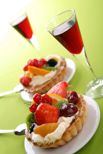 Cake with fresh fruits — Stock Photo, Image