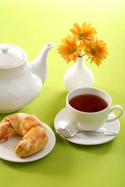 Concept petit déjeuner avec café et croissant — Photo